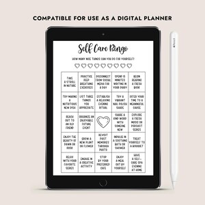 Peut inclure: Un planificateur num&eacute;rique sur un &eacute;cran de tablette avec un jeu de bingo sur le th&egrave;me du bien-&ecirc;tre. La carte de bingo comporte 25 cases avec des activit&eacute;s de bien-&ecirc;tre comme se promener dans la nature, pratiquer des exercices de respiration profonde et se d&eacute;connecter des m&eacute;dias sociaux pour une journ&eacute;e.
