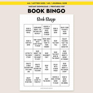 Può includere: Gioco Book Bingo stampabile con una griglia di sfide di lettura. Il design presenta uno sfondo bianco con testo nero e un bordo tratteggiato. La parte superiore della pagina mostra "BOOK BINGO" in grassetto, lettere nere.