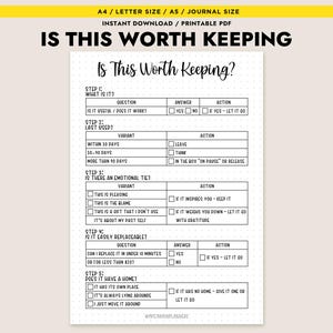 Pode incluir: Página de diário em PDF imprimível intitulada "Is This Worth Keeping?" com fundo bege. A página é dividida em seções com perguntas sobre utilidade, último uso, laços emocionais, substituibilidade e um lar. O texto é preto.
