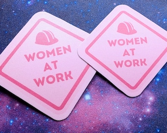 Pegatina: ¡DESCUENTO POR VOLUMEN *ERRORES DE IMPRESIÓN*! - Letrero de obra "Mujeres trabajando" --- Inspirado en la película de la muñeca de moda Bar-B Barbara