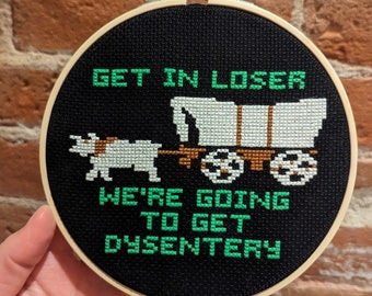 Punto de cruz "Get In Loser" de Oregon Trail (HECHO POR ENCARGO)