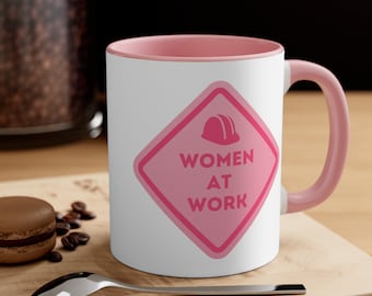 Muñeca Barbara en la obra, Mujeres en el trabajo - Taza de café con acento, 11 oz --- Película de muñecas 2023, trabajadores de la construcción, empoderamiento de las mujeres