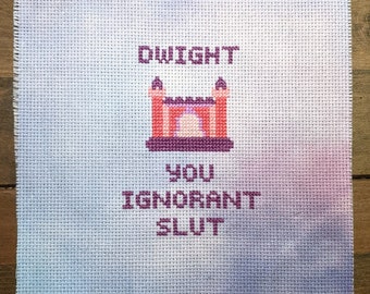 ¡Dwight, zorra ignorante! Punto de cruz del Castillo Inflable (tela de 18 cm o marco opcional de 23 cm) - inspirado en la serie de televisión "The Office".