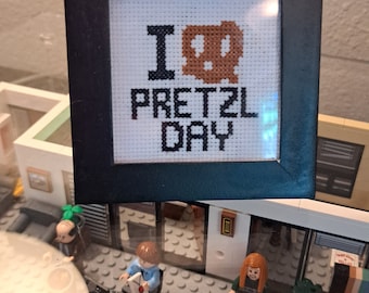 La Oficina, yo *pretzel* Día del Pretzel mini punto de cruz enmarcado