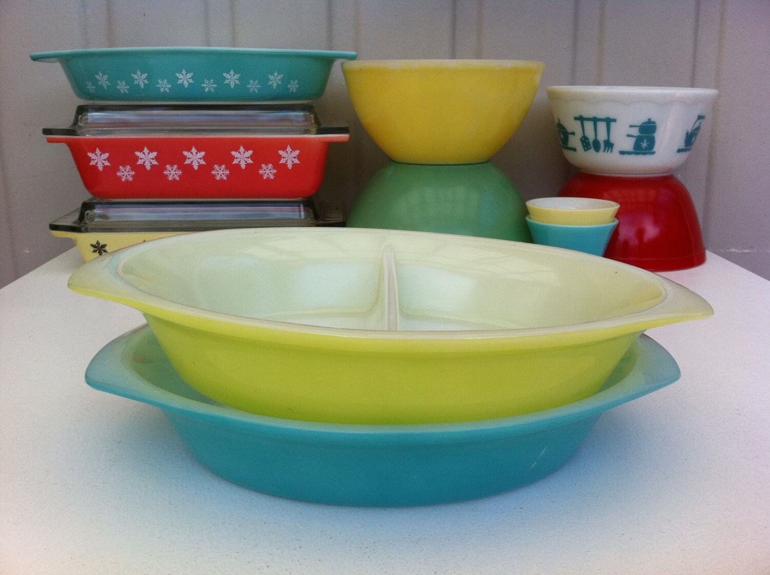 Agee Australian Pyrex Divided Dish Lemon Yellow Crown Pyrex, Oval