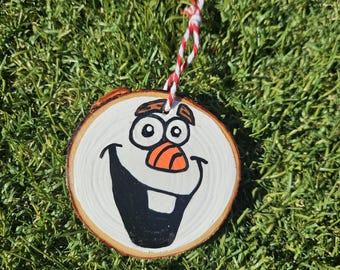 Enfeite de madeira pintado à mão em formato de boneco de neve de 7,6 cm (3 polegadas), inspirado no Olaf.