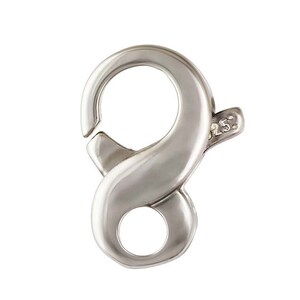 Puede incluir: Cierre de langosta plateado con un diseño de ocho. El cierre está marcado con el número "925".