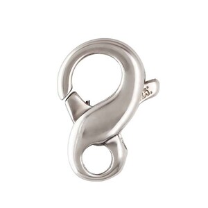 Könnte beinhalten: Silberfarbener Karabinerverschluss mit glatter, polierter Oberfläche. Der Verschluss ist mit einem sicheren Verschlussmechanismus ausgestattet.