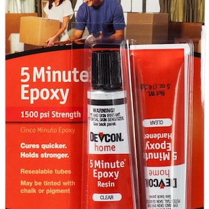 Pode incluir: Uma embalagem de Devcon 5 Minute Epoxy, um adesivo epóxi transparente de duas partes com uma resistência de 1500 psi. A embalagem mostra o produto sendo usado para reparar uma cadeira quebrada. A embalagem também inclui um rótulo de advertência.