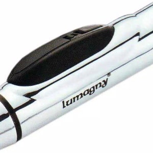 Könnte beinhalten: Eine silberne und schwarze Lupe mit dem Wort "lumagny" auf der Seite.