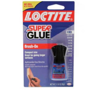 Puede incluir: Un paquete azul y rojo de Loctite Super Glue Brush-On. El paquete muestra un pequeño frasco de pegamento con una tapa azul y un aplicador de cepillo. El frasco está etiquetado como "Brush-On" y "Super Glue". El paquete también enumera los materiales en los que se puede usar el pegamento, incluidos cuero, caucho, papel, madera, metal y plásticos. El paquete indica que el pegamento es de tamaño compacto y excelente para pegar superficies más grandes.