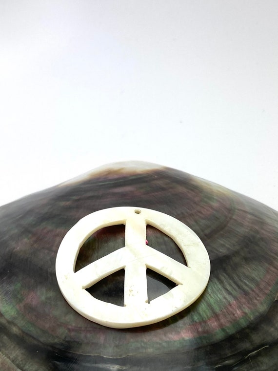 White South Sea Mother of Pearl Peace Sign M378