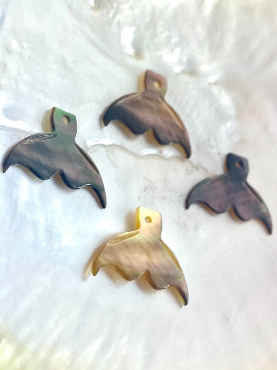 Black Tahitian Mother of Pearl Whale Tail M223