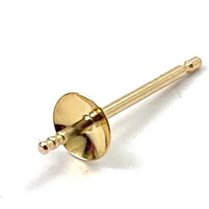 Pode incluir: Posto de brinco de ouro com uma parte de trás redonda plana e uma pequena bola na ponta.