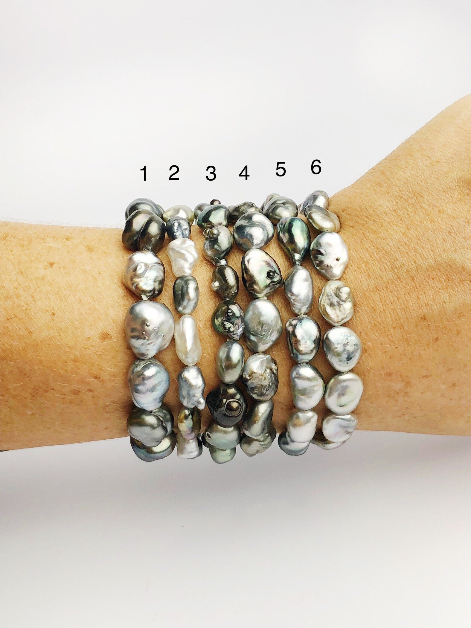 Bracelets colorés, perles de rocaille, perle keshi de Tahiti