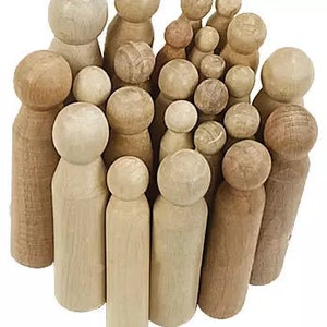Könnte beinhalten: Ein Set aus Holz-Steckpuppen in verschiedenen Größen, von klein bis groß. Die Puppen sind alle aus Naturholz gefertigt und haben eine glatte, unbehandelte Oberfläche. Sie sind in einem Kreis angeordnet, wobei die größte Puppe in der Mitte steht.