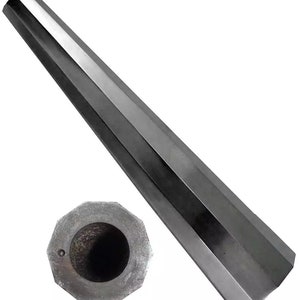 Puede incluir: Una varilla octogonal de metal plateado con un extremo puntiagudo y una base octogonal ahuecada.