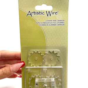 Puede incluir: Un paquete de plástico transparente que contiene dos crimpadores de alambre de plástico transparente de diferentes tamaños. El paquete está etiquetado como "Artistic Wire 2-Shape Wire Cringler".