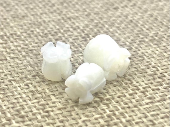 Mother Of Pearls Small White Crown Flowers Beads, Sku#M22