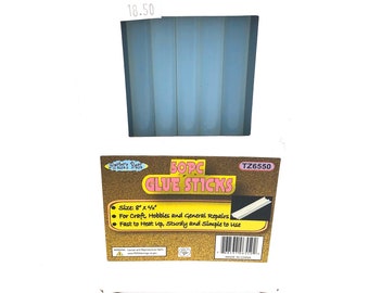 Op de afbeelding: Een verpakking met 50 witte lijmstokken, met het label "Artist's Best 50PC Glue Sticks". De verpakking is bruin met een gouden rand en de tekst "Formaat: 8" x 1/2" Voor knutselen, hobby's en algemene reparaties Snel opwarmen, stevig en eenvoudig te gebruiken" is erop gedrukt. De verpakking heeft ook een barcode en de productcode "TZ6550".