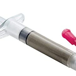 Könnte beinhalten: Eine transparente Spritze aus Kunststoff mit einer grauen Substanz und drei verschiedenen Nadelspitzen in den Farben Pink, Grün und Schwarz.