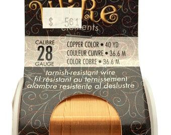 Może przedstawiać: Szpula drutu miedzianego o grubości 28 gauge, o długości 40 jardów. Drut jest odporny na matowienie. Etykieta zawiera napis "Copper Color 40 YD, Couleur Cuivre 36.6 M, Color Cobre 36.6 M".