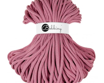 Op de afbeelding: Een close-up van een grote bundel roze katoenen touw, met een wit label met de tekst "Bobbiny".