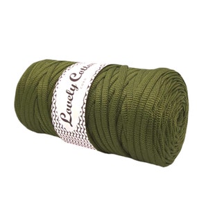 Puede incluir: Un rollo de cordón de algodón verde con la etiqueta "Lovely Cotton Cord".