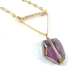 Collar Triángulo Dorado: Colgante Geométrico de Cristal Arcoíris