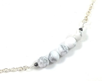 Howlietkralenketting: minimalistische witte steen, kalmerende energie