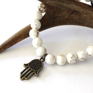 Howlite Bead Bracelet, Hamsa Hand Bracelet, Hamsa Beaded Bracelet with Charm, Hand of Fatima Jewelry, Protection Jewelry, Yoga Jewelry Women