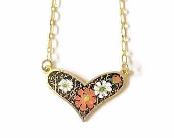 Colar vintage com pingente de coração floral em cloisonné e corrente banhada a ouro.