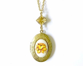 Floral Locket Necklace, Oval Locket Necklace, Gold Flower Locket, Keepsake Jewelry, Memorial Jewelry, Thoughtful Gifts for Women