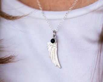 Srebrny naszyjnik ze skrzydłami anioła: biżuteria pamiątkowa z kamieniem szlachetnym