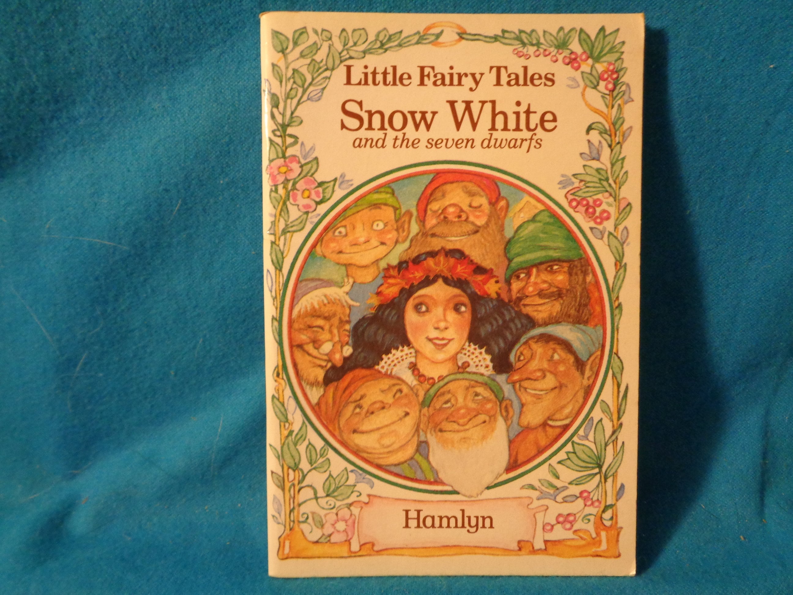 Vintage 1985 Little Fairy Tales Snow White And The Seven Etsy Vintage 1985 Little Fairy Tales Snow White And The Seven Etsy