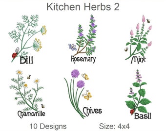Può includere: Un set di ricami intitolato "Kitchen Herbs 2" con illustrazioni dettagliate di aneto, rosmarino, menta, camomilla, erba cipollina e basilico. Ogni erba è accompagnata dal suo nome ed elementi decorativi. La dimensione è di 10 x 10 cm.