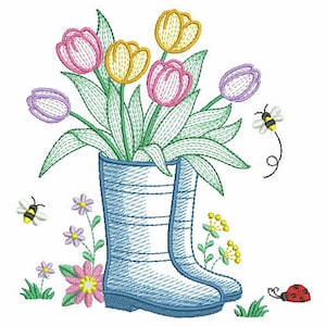 Puede incluir: Un par de botas de lluvia azules con un ramo de tulipanes rosas, amarillos y morados en su interior. Las botas est&aacute;n rodeadas de hierba verde y peque&ntilde;as flores. Tambi&eacute;n hay dos abejas y una mariquita en la imagen.