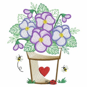 Puede incluir: Un arreglo de flores moradas y blancas en una maceta marr&oacute;n con un coraz&oacute;n rojo en la parte delantera. Dos abejas y una mariquita est&aacute;n cerca de la maceta.