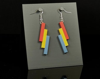 Minimalistische geometrische driekleurige oorbellen in rood, geel en blauw van David Asch Art & Design