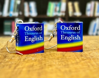 Boucles d&#39;oreilles livre Thesaurus anglais (paire). Un cadeau amusant pour les auteurs et les créateurs de mots par David Asch Art & Design