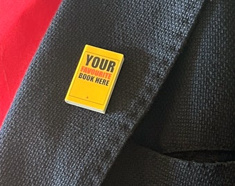 Insigne livre personnalisé (fermeture épingle ou broche). Un accessoire portable parfait pour une personne livresque ou un auteur publié par David Asch Art and Design