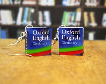 Mini boucles d&#39;oreilles pendantes fantaisie avec dictionnaire anglais (paire). Parfait pour les étudiants et les professeurs de langues par David Asch Art & Design