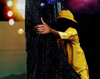 Puede incluir: Una persona con un impermeable amarillo sostiene una red de pesca negra frente a un fondo abstracto colorido. El fondo presenta una galaxia con estrellas y una nebulosa en espiral.