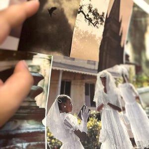 K&ouml;nnte beinhalten: Eine Gruppe junger M&auml;dchen in wei&szlig;en Spitzenkleidern und Schleiern steht vor einem Geb&auml;ude. Sie halten B&uuml;cher in der Hand und scheinen an einer religi&ouml;sen Zeremonie teilzunehmen.