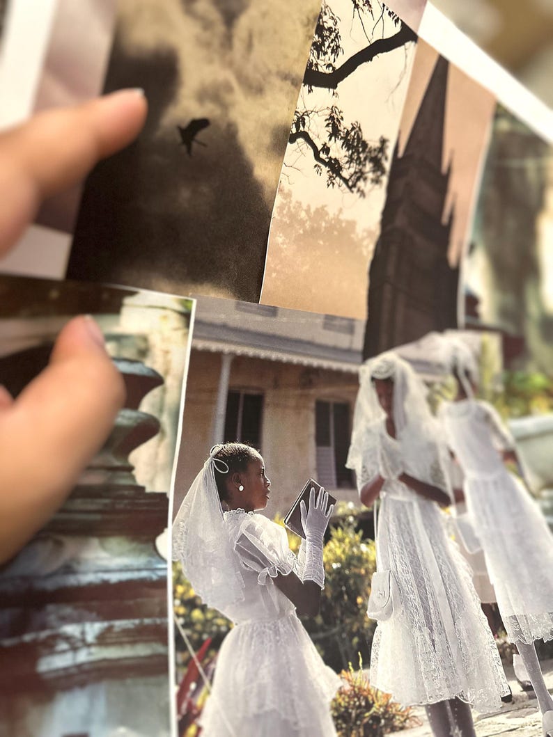 K&ouml;nnte beinhalten: Eine Gruppe junger M&auml;dchen in wei&szlig;en Spitzenkleidern und Schleiern steht vor einem Geb&auml;ude. Sie halten B&uuml;cher in der Hand und scheinen an einer religi&ouml;sen Zeremonie teilzunehmen.
