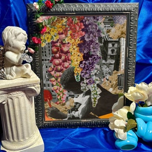 Pu&ograve; includere: Un'opera d'arte in collage incorniciata che presenta una fotografia in bianco e nero di una persona con un arrangiamento floreale colorato in primo piano. Il testo "The World in Your Garden" &egrave; visibile nell'angolo in basso a destra della cornice.