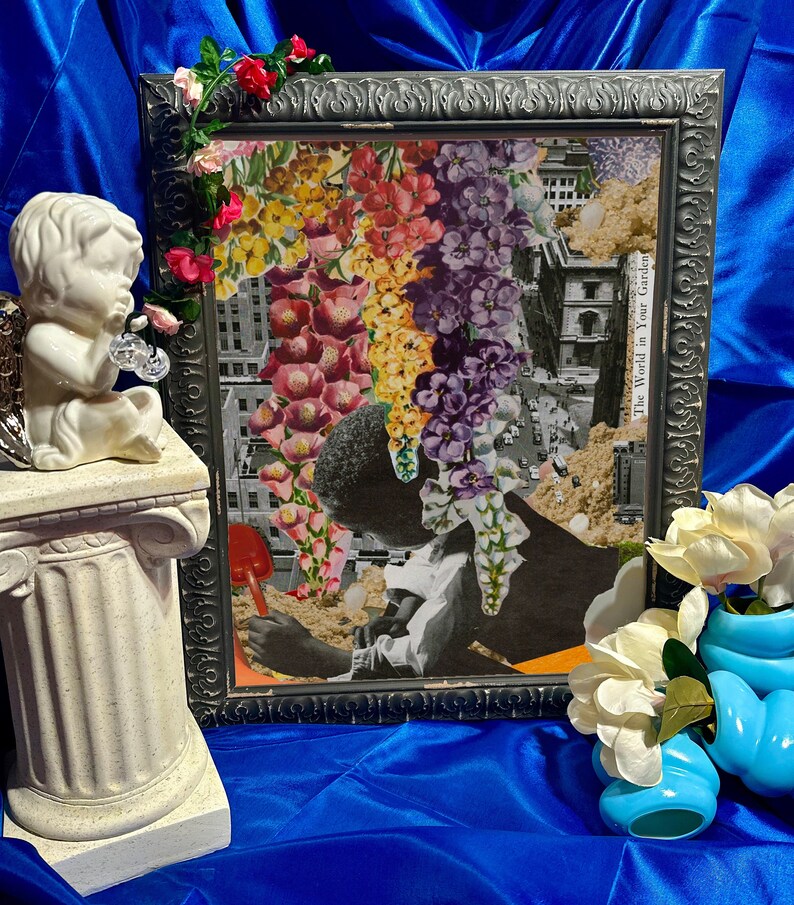 Pu&ograve; includere: Un'opera d'arte in collage incorniciata che presenta una fotografia in bianco e nero di una persona con un arrangiamento floreale colorato in primo piano. Il testo "The World in Your Garden" &egrave; visibile nell'angolo in basso a destra della cornice.