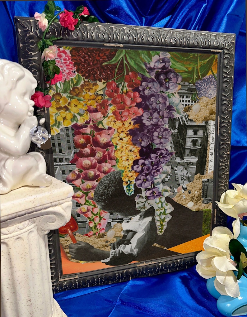 Pu&ograve; includere: Un'opera d'arte in collage incorniciata che presenta un arrangiamento floreale colorato con una citt&agrave; sullo sfondo. L'opera d'arte &egrave; intitolata "The World in Your Garden".