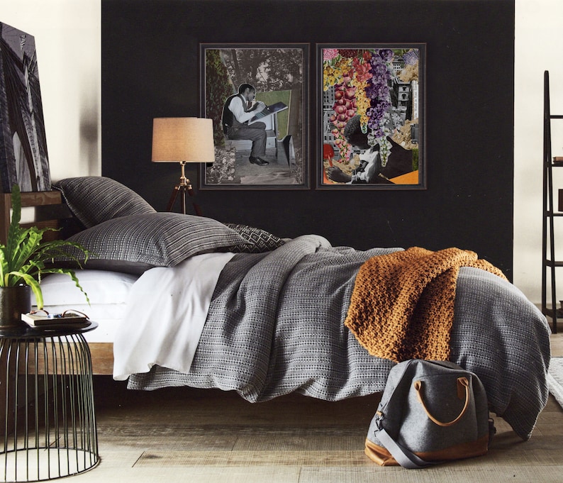 Pu&ograve; includere: Un letto con motivo grigio e bianco con una coperta di maglia marrone e una borsa da viaggio grigia. Il letto &egrave; contro un muro nero con due stampe d'arte in bianco e nero incorniciate.