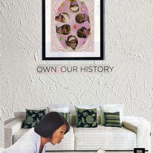 K&ouml;nnte beinhalten: Eine gerahmte Collage von Frauenportr&auml;ts mit rosa und wei&szlig;en Herzen und einem Spitzenrand. Unter dem Rahmen steht der Text "OWN OUR HISTORY". Eine Frau sitzt auf einem wei&szlig;en Sofa mit einem Laptop und schaut auf den Bildschirm.